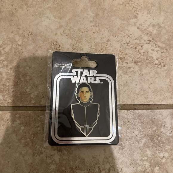 Star Wars Celebration 2020 Exclusive - Helmetless Kylo Ren Pin - New - Picture 1 of 3